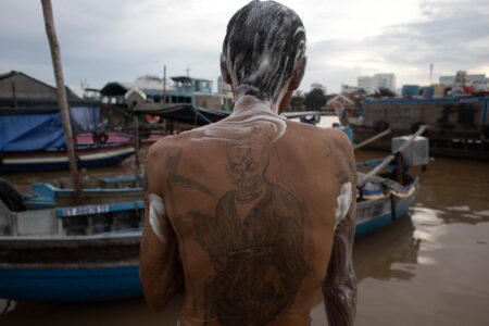 A man is having bath by the river bank at Ninh Kieu fishing village, Can Tho city, Vietnam. September, 2024.
While not specifically focused on Ninh Kieu Wharf, the broader Mekong Delta area has seen initiatives to relocate floating houses or reorder aquaculture, particularly for environmental and urban development reasons.