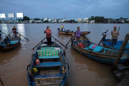 Some residents of Ninh Kieu fishing village, Can Tho province have switched to boat driving as a temporary job for earning money, because their homes will be soon relocated to new residential areas according to the government's new urban planning scheme.